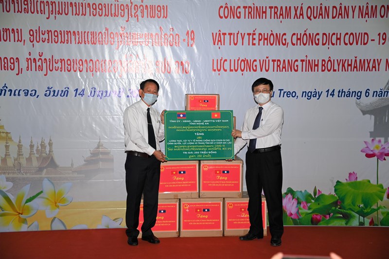 Vietnamese central province hands over military and civilian medical station to Laos